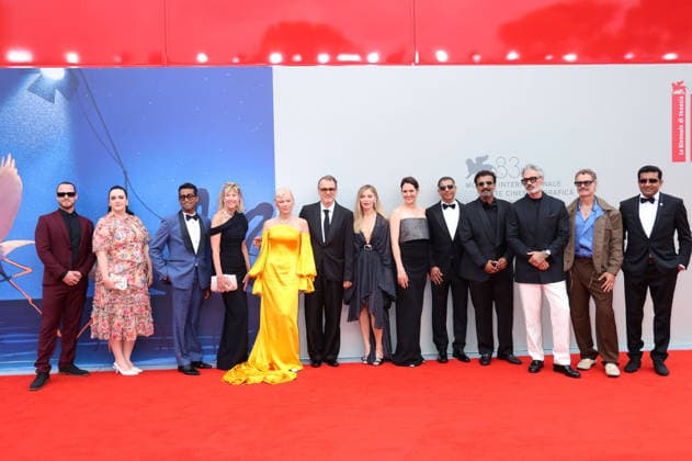 Pamela Anderson, Kornel Mundruczo, Taika Waititi, and Murray Bartlett with the cast and crew at the premiere of the feature film *Place to Be* at the 2023 Venice Biennale—the 83rd Venice International Film Festival—in the Sala Giardino, Venice, September 9, 2026 Foto:xD.xBedrosianx xFuturexImagex place_prem_6938