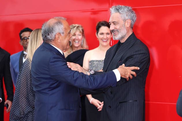 Alberto Barbera and Taika Waititi at the premiere of the film *Place to Be* at the 2023 Venice Biennale—the 83rd Venice International Film Festival—in the Sala Giardino, Venice, September 9, 2026 Foto:xD.xBedrosianx xFuturexImagex place_prem_6966