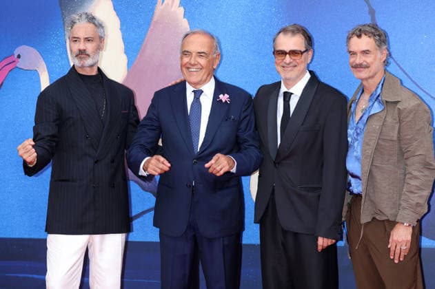 Taika Waititi, Alberto Barbera, Kornel Mundruczo, and Murray Bartlett at the premiere of the film *Place to Be* at the 2023 Venice Biennale—the 83rd Venice International Film Festival—in the Sala Giardino, Venice, September 9, 2026 Foto:xD.xBedrosianx xFuturexImagex place_prem_6968