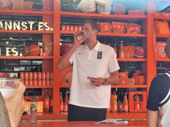 Berlin, September 9, 2026: Autograph session with Dirk Nowitzki at the ING Späti store on Kastanienallee in Berlin, as part of an ING advertising campaign for the Women’s Basketball World Cup in Berlin, Germany Copyright: xMatthiasxGränzdörferx