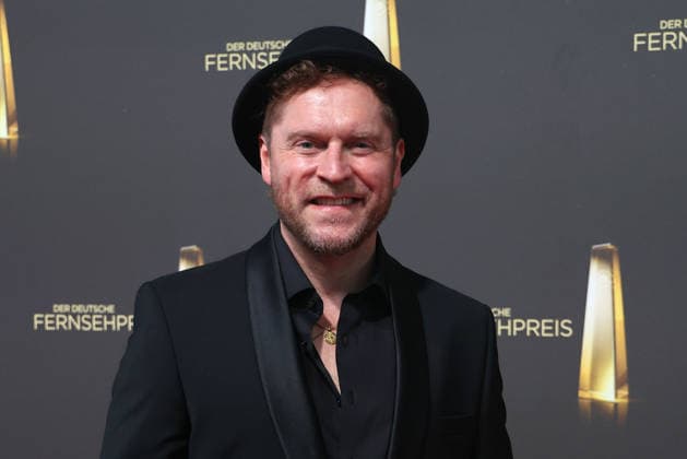 Johannes Oerding arrives for the annual German Television Awards (Deutscher Fernsehpreis) at the Confex Center on September 9, 2026, in Cologne, Germany—the annual German Television Awards (Deutscher Fernsehpreis) in Cologne, Germany