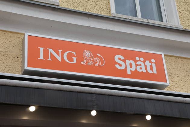 Berlin, September 9, 2026: Autograph session with Dirk Nowitzki at the ING Späti store on Kastanienallee in Berlin, as part of an ING advertising campaign for the Women’s Basketball World Cup in Berlin, Germany Copyright: xMatthiasxGränzdörferx
