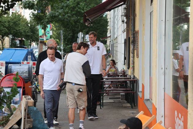 Berlin, September 9, 2026: Autograph session with Dirk Nowitzki at the ING Späti store on Kastanienallee in Berlin, as part of an ING advertising campaign for the Women’s Basketball World Cup in Berlin, Germany Copyright: xMatthiasxGränzdörferx