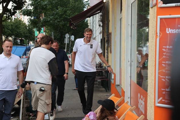 Berlin, September 9, 2026: Autograph session with Dirk Nowitzki at the ING Späti store on Kastanienallee in Berlin, as part of an ING advertising campaign for the Women’s Basketball World Cup in Berlin, Germany Copyright: xMatthiasxGränzdörferx