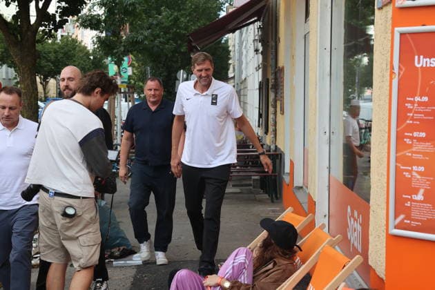 Berlin, September 9, 2026: Autograph session with Dirk Nowitzki at the ING Späti store on Kastanienallee in Berlin, as part of an ING advertising campaign for the Women’s Basketball World Cup in Berlin, Germany Copyright: xMatthiasxGränzdörferx