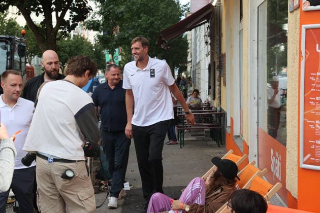 Berlin, September 9, 2026: Autograph session with Dirk Nowitzki at the ING Späti store on Kastanienallee in Berlin, as part of an ING advertising campaign for the Women’s Basketball World Cup in Berlin, Germany Copyright: xMatthiasxGränzdörferx