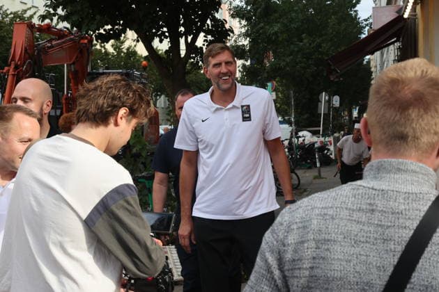 Berlin, September 9, 2026: Autograph session with Dirk Nowitzki at the ING Späti store on Kastanienallee in Berlin, as part of an ING advertising campaign for the Women’s Basketball World Cup in Berlin, Germany Copyright: xMatthiasxGränzdörferx