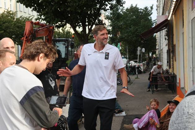Berlin, September 9, 2026: Autograph session with Dirk Nowitzki at the ING Späti store on Kastanienallee in Berlin, as part of an ING advertising campaign for the Women’s Basketball World Cup in Berlin, Germany Copyright: xMatthiasxGränzdörferx