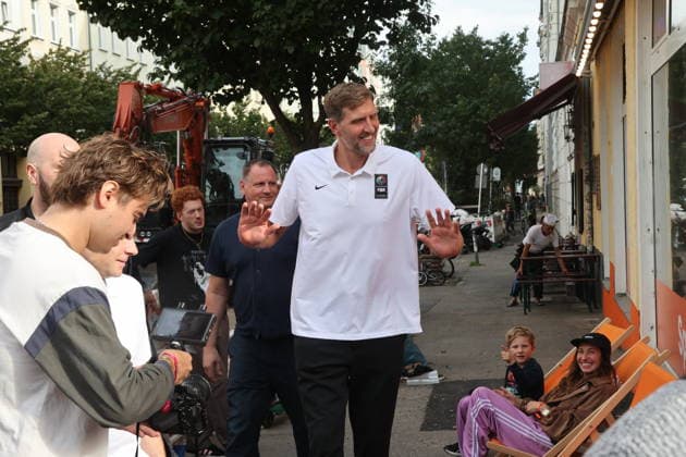 Berlin, September 9, 2026: Autograph session with Dirk Nowitzki at the ING Späti store on Kastanienallee in Berlin, as part of an ING advertising campaign for the Women s Basketball World Cup in Berlin, Germany Copyright: xMatthiasxGränzdörferx