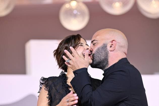 Entertainment Bilder des Tages #2 September 9, 2026, Venice, Rome, Italy: Giuliano Sangiorgi of the Negramaro group and Ilaria Macchia during the red carpet for the film The Fire That You Carry Inside, 83rd Venice Film Festival. Venice, September 9, 2026 Venice Italy  - ZUMAa289 20260909_zia_a289_466 Copyright: xMariaxLauraxAntonellix xAgfx