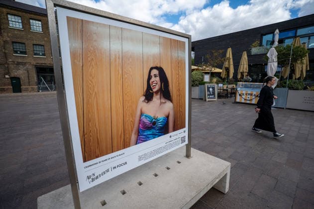Amy Winehouse in Focus Free Exhibition Kings Cross in London, UK - 9 SEP2026. A portrait of Amy Winehouse taken in 2004 by photographer Jake Chessum seen displayed as part of the ‘Amy Winehouse. Visitors view ‘Amy Winehouse: In Focus’, a free outdoor photography exhibition at Granary Square and King’s Boulevard in King’s Cross, London. The exhibition features defining and previously unseen photographs of the late singer, offering an intimate portrait of her life and career and marking 20 years since the release of her acclaimed album ‘Back to Black’. The exhibition runs from 1 September to 15 October 2026. London United Kingdom Copyright: xJamesxWilloughbyx xSOPAxImagesx JWILLOUGHBY_3324