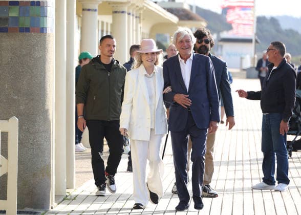 Faye Dunaway unveiled her cabin sign in Deauville, alongside Philippe Augier, the city’s mayor, following her Deauville Icon Award at the 52nd edition of the Deauville American Film Festival on September 9, 2026. Denis Guignebourg, Bestimage. Faye Dunaway unveiled her cabin sign in Deauville after receiving her Deauville Icon Award at the 52nd edition of the American Film Festival on September 9, 2026, Deauville, France  Copyright: xDenisxGuignebourgx xBestimagexDenisxGuignebourgx xBestimagex