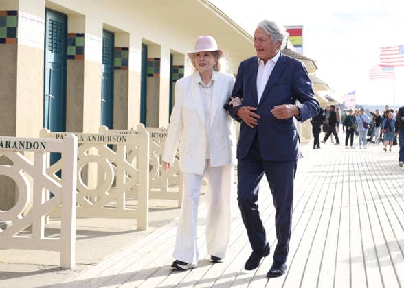 Faye Dunaway unveiled her cabin sign in Deauville, alongside Philippe Augier, the city’s mayor, following her Deauville Icon Award at the 52nd edition of the Deauville American Film Festival on September 9, 2026. Denis Guignebourg, Bestimage. Faye Dunaway unveiled her cabin sign in Deauville after receiving her Deauville Icon Award at the 52nd edition of the American Film Festival on September 9, 2026, Deauville, France  Copyright: xDenisxGuignebourgx xBestimagexDenisxGuignebourgx xBestimagex