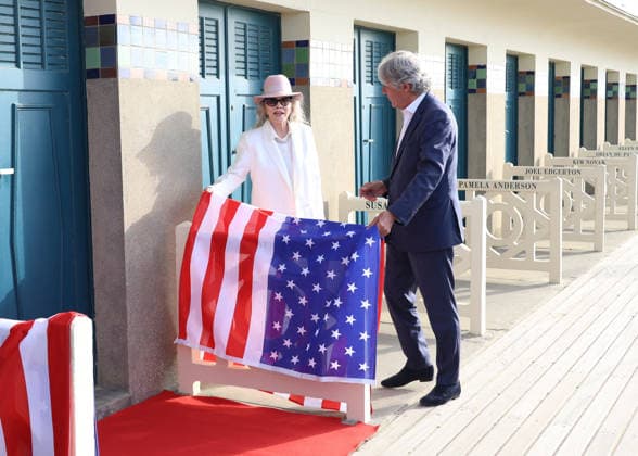 Faye Dunaway unveiled her cabin sign in Deauville, alongside Philippe Augier, the city’s mayor, following her Deauville Icon Award at the 52nd edition of the Deauville American Film Festival on September 9, 2026. Denis Guignebourg, Bestimage. Faye Dunaway unveiled her cabin sign in Deauville after receiving her Deauville Icon Award at the 52nd edition of the American Film Festival on September 9, 2026, Deauville, France  Copyright: xDenisxGuignebourgx xBestimagexDenisxGuignebourgx xBestimagex
