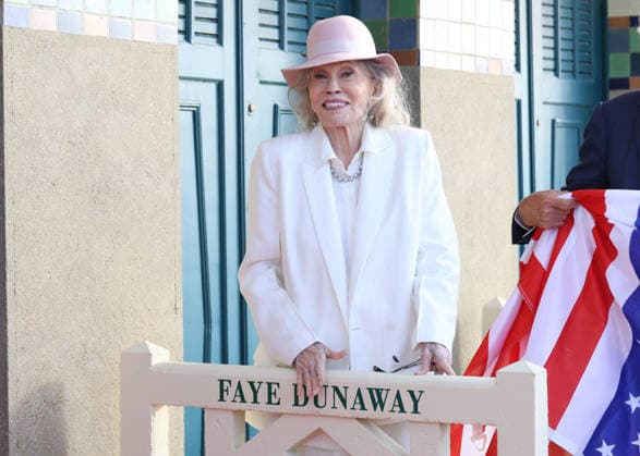 Faye Dunaway unveiled her cabin sign in Deauville after receiving the Deauville Icon Award at the 52nd edition of the Deauville American Film Festival on September 9, 2026. Denis Guignebourg, Bestimage. Faye Dunaway unveiled her cabin sign in Deauville after receiving the Deauville Icon Award at the 52nd edition of the American Film Festival on September 9, 2026, in Deauville, France  Copyright: xDenisxGuignebourgx xBestimagexDenisxGuignebourgx xBestimagex