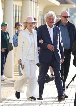 Faye Dunaway unveiled her cabin sign in Deauville, alongside Philippe Augier, the city’s mayor, following her Deauville Icon Award at the 52nd edition of the Deauville American Film Festival on September 9, 2026. Denis Guignebourg, Bestimage. Faye Dunaway unveiled her cabin sign in Deauville after receiving her Deauville Icon Award at the 52nd edition of the Deauville American Film Festival on September 9, 2026, Deauville, France  Copyright: xDenisxGuignebourgx xBestimagexDenisxGuignebourgx xBestimagex