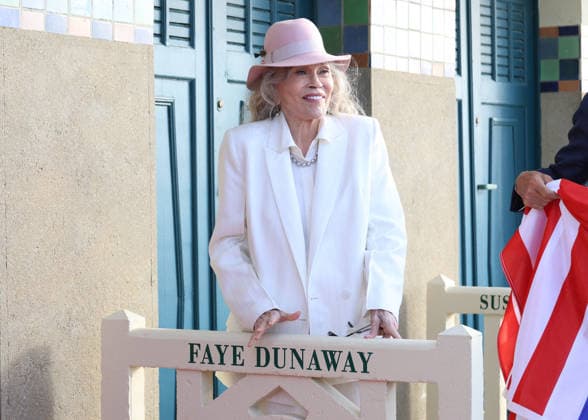 Faye Dunaway unveiled her cabin sign in Deauville after receiving the Deauville Icon Award at the 52nd edition of the Deauville American Film Festival on September 9, 2026. Denis Guignebourg, Bestimage. Faye Dunaway unveiled her cabin sign in Deauville after receiving the Deauville Icon Award at the 52nd edition of the American Film Festival on September 9, 2026, in Deauville, France  Copyright: xDenisxGuignebourgx xBestimagexDenisxGuignebourgx xBestimagex