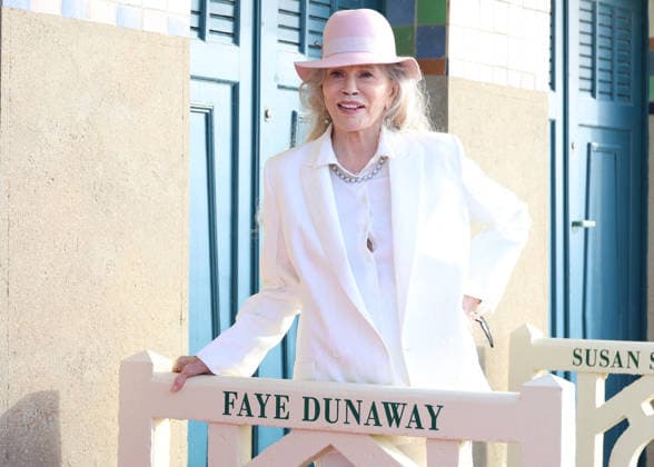 Faye Dunaway unveiled her cabin sign in Deauville after receiving the Deauville Icon Award at the 52nd edition of the Deauville American Film Festival on September 9, 2026. Denis Guignebourg, Bestimage. Faye Dunaway unveiled her cabin sign in Deauville after receiving the Deauville Icon Award at the 52nd edition of the Deauville American Film Festival on September 9, 2026, in Deauville, France  Copyright: xDenisxGuignebourgx xBestimagexDenisxGuignebourgx xBestimagex