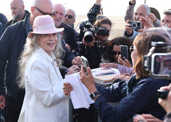 Faye Dunaway unveiled her cabin sign in Deauville after receiving the Deauville Icon Award at the 52nd edition of the Deauville American Film Festival on September 9, 2026. Denis Guignebourg, Bestimage. Faye Dunaway unveiled her cabin sign in Deauville after receiving the Deauville Icon Award at the 52nd edition of the Deauville American Film Festival on September 9, 2026, in Deauville, France  Copyright: xDenisxGuignebourgx xBestimagexDenisxGuignebourgx xBestimagex