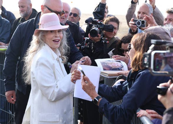 Faye Dunaway unveiled her cabin sign in Deauville after receiving the Deauville Icon Award at the 52nd edition of the Deauville American Film Festival on September 9, 2026. Denis Guignebourg, Bestimage. Faye Dunaway unveiled her cabin sign in Deauville after receiving the Deauville Icon Award at the 52nd edition of the Deauville American Film Festival on September 9, 2026, in Deauville, France  Copyright: xDenisxGuignebourgx xBestimagexDenisxGuignebourgx xBestimagex