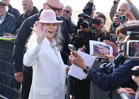 Faye Dunaway unveiled her cabin sign in Deauville after receiving the Deauville Icon Award at the 52nd edition of the Deauville American Film Festival on September 9, 2026. Denis Guignebourg, Bestimage. Faye Dunaway unveiled her cabin sign in Deauville after receiving the Deauville Icon Award at the 52nd edition of the Deauville American Film Festival on September 9, 2026, in Deauville, France  Copyright: xDenisxGuignebourgx xBestimagexDenisxGuignebourgx xBestimagex