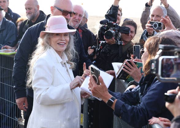 Faye Dunaway unveiled her cabin sign in Deauville after receiving the Deauville Icon Award at the 52nd edition of the Deauville American Film Festival on September 9, 2026. Denis Guignebourg, Bestimage. Faye Dunaway unveiled her cabin sign in Deauville after receiving the Deauville Icon Award at the 52nd edition of the Deauville American Film Festival on September 9, 2026, in Deauville, France  Copyright: xDenisxGuignebourgx xBestimagexDenisxGuignebourgx xBestimagex
