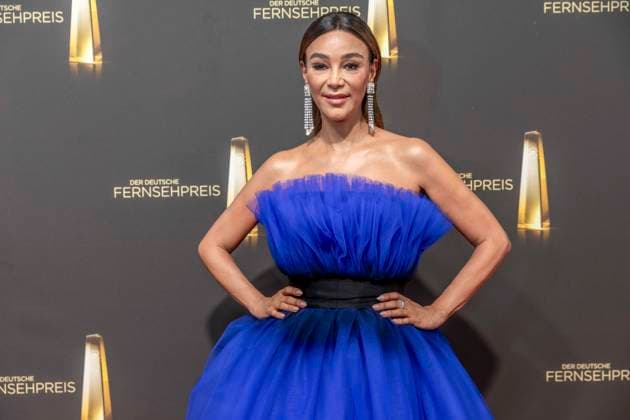 ABB TV AWARD: Verona Pooth, wearing a blue dress, walks the red carpet at the gala for the 2026 German TV Award ceremony at the Confex Center on September 9, 2026, in Cologne, North Rhine-Westphalia, Germany
