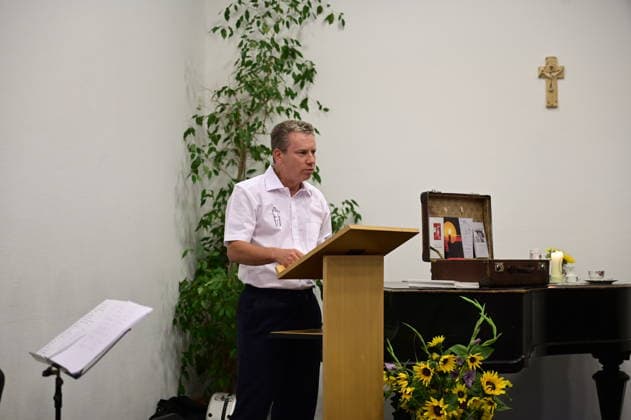 Stephan Sommerfeld at the concert and reading Liberated Voices: GDR Destinies in Stories and Songs at the Sankt Wenzeslaus Abbey in Markersdorf (Jauernick Buschbach), September 9, 2026 Copyright: xMatthiasxWehnertx