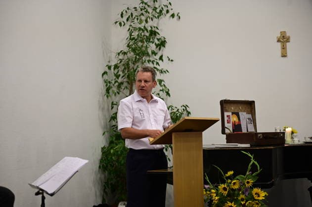 Stephan Sommerfeld at the concert and reading Liberated Voices: GDR Destinies in Stories and Songs at the Sankt Wenzeslaus Abbey in Markersdorf, Jauernick Buschbach, September 9, 2026 Copyright: xMatthiasxWehnertx