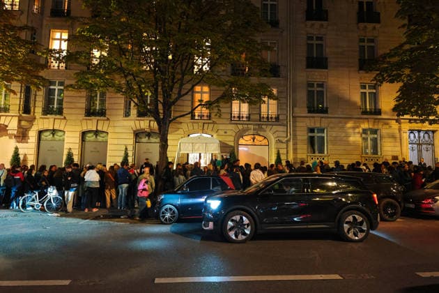 Céline Dion, returning from an intense rehearsal session, takes the time to greet her fans in front of the Royal Monceau hotel in Paris on September 9, 2026. Lionel Urman, Bestimage 1. Céline Dion, back from an intense rehearsal session, takes the time to greet her fans in front of the Royal Monceau hotel in Paris on September 9, 2026, PARIS, France  Copyright: xLIONELxURMANxx xBESTIMAGExLIONELxURMANxx xBESTIMAGEx