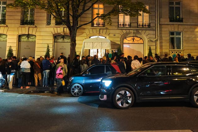 Céline Dion, returning from an intense rehearsal session, takes the time to greet her fans in front of the Royal Monceau hotel in Paris on September 9, 2026. Lionel Urman, Bestimage 1. Céline Dion, back from an intense rehearsal session, takes the time to greet her fans in front of the Royal Monceau hotel in Paris on September 9, 2026, PARIS, France  Copyright: xLIONELxURMANxx xBESTIMAGExLIONELxURMANxx xBESTIMAGEx