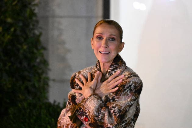 Entertainment Bilder des Tages Céline Dion, returning from an intense rehearsal session, takes the time to greet her fans in front of the Royal Monceau hotel in Paris on September 9, 2026. Lionel Urman Bestimage 1 Céline Dion, back from an intense rehearsal session, takes the time to greet her fans in front of the Royal Monceau hotel in Paris on September 9, 2026 PARIS, France  Copyright: xLIONELxURMANxx xBESTIMAGExLIONELxURMANxx xBESTIMAGEx