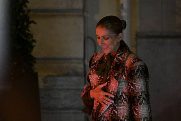 Céline Dion, returning from an intense rehearsal session, takes the time to greet her fans in front of the Royal Monceau hotel in Paris on September 9, 2026. Lionel Urman Bestimage 1 Céline Dion, back from an intense rehearsal session, takes the time to greet her fans in front of the Royal Monceau hotel in Paris on September 9, 2026 PARIS, France  Copyright: xLIONELxURMANxx xBESTIMAGExLIONELxURMANxx xBESTIMAGEx