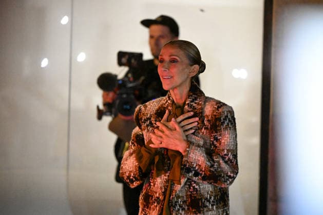 Céline Dion, returning from an intense rehearsal session, takes the time to greet her fans in front of the Royal Monceau hotel in Paris on September 9, 2026. Lionel Urman Bestimage 1 Céline Dion, back from an intense rehearsal session, takes the time to greet her fans in front of the Royal Monceau hotel in Paris on September 9, 2026 PARIS, France  Copyright: xLIONELxURMANxx xBESTIMAGExLIONELxURMANxx xBESTIMAGEx