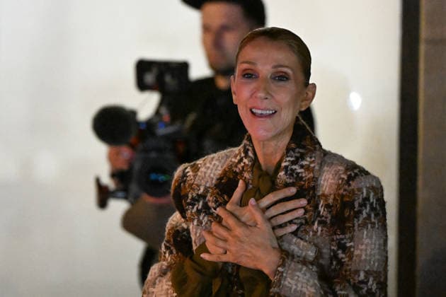Céline Dion, returning from an intense rehearsal session, takes the time to greet her fans in front of the Royal Monceau hotel in Paris on September 9, 2026. Lionel Urman, Bestimage 1. Céline Dion, back from an intense rehearsal session, takes the time to greet her fans in front of the Royal Monceau hotel in Paris on September 9, 2026 PARIS, France  Copyright: xLIONELxURMANxx xBESTIMAGExLIONELxURMANxx xBESTIMAGEx