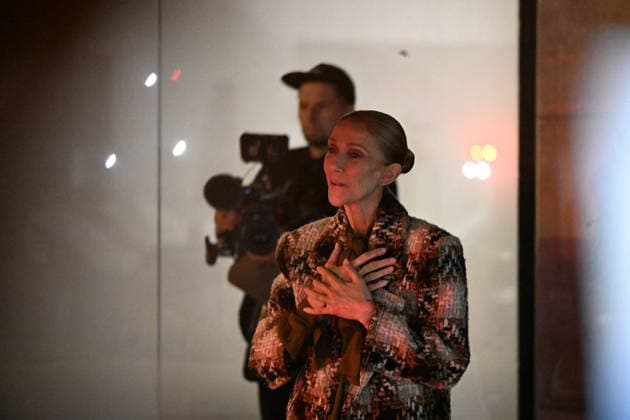 Céline Dion, returning from an intense rehearsal session, takes the time to greet her fans in front of the Royal Monceau hotel in Paris on September 9, 2026. Lionel Urman, Bestimage 1. Céline Dion, back from an intense rehearsal session, takes the time to greet her fans in front of the Royal Monceau hotel in Paris on September 9, 2026 PARIS, France  Copyright: xLIONELxURMANxx xBESTIMAGExLIONELxURMANxx xBESTIMAGEx