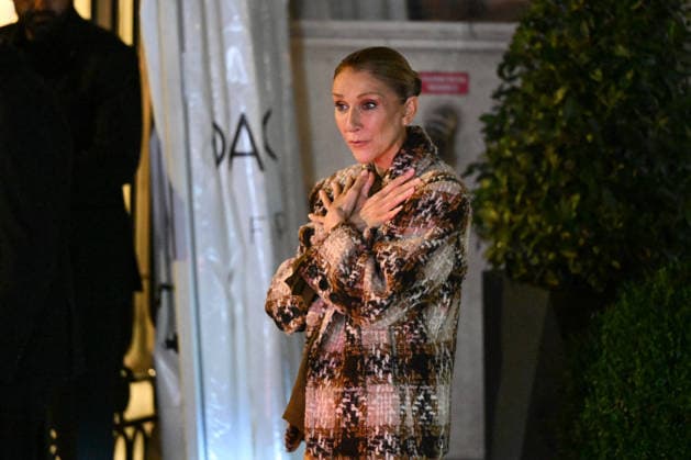 Céline Dion, returning from an intense rehearsal session, takes the time to greet her fans in front of the Royal Monceau hotel in Paris on September 9, 2026. Lionel Urman, Bestimage 1. Céline Dion, back from an intense rehearsal session, takes the time to greet her fans in front of the Royal Monceau hotel in Paris on September 9, 2026 PARIS, France  Copyright: xLIONELxURMANxx xBESTIMAGExLIONELxURMANxx xBESTIMAGEx
