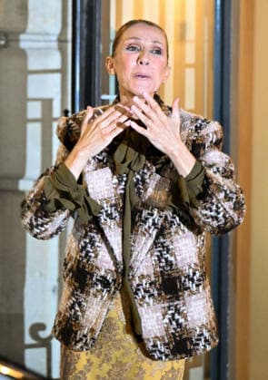Céline Dion, returning from an intense rehearsal session, takes the time to greet her fans in front of the Royal Monceau hotel in Paris on September 9, 2026. Lionel Urman, Bestimage 1. Céline Dion, back from an intense rehearsal session, takes the time to greet her fans in front of the Royal Monceau hotel in Paris on September 9, 2026 PARIS, France  Copyright: xLIONELxURMANxx xBESTIMAGExLIONELxURMANxx xBESTIMAGEx