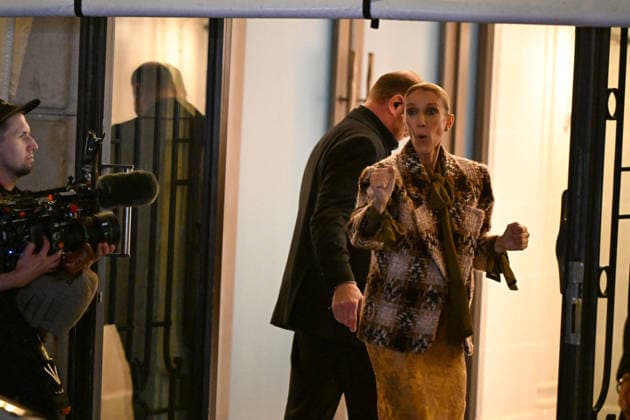 Céline Dion, returning from an intense rehearsal session, takes the time to greet her fans in front of the Royal Monceau hotel in Paris on September 9, 2026. Lionel Urman, Bestimage 1. Céline Dion, back from an intense rehearsal session, takes the time to greet her fans in front of the Royal Monceau hotel in Paris on September 9, 2026 PARIS, France  Copyright: xLIONELxURMANxx xBESTIMAGExLIONELxURMANxx xBESTIMAGEx