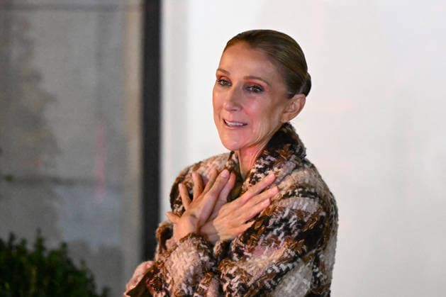 Céline Dion, returning from an intense rehearsal session, takes the time to greet her fans in front of the Royal Monceau hotel in Paris on September 9, 2026. Lionel Urman, Bestimage 1. Céline Dion, back from an intense rehearsal session, takes the time to greet her fans in front of the Royal Monceau hotel in Paris on September 9, 2026 PARIS, France  Copyright: xLIONELxURMANxx xBESTIMAGExLIONELxURMANxx xBESTIMAGEx