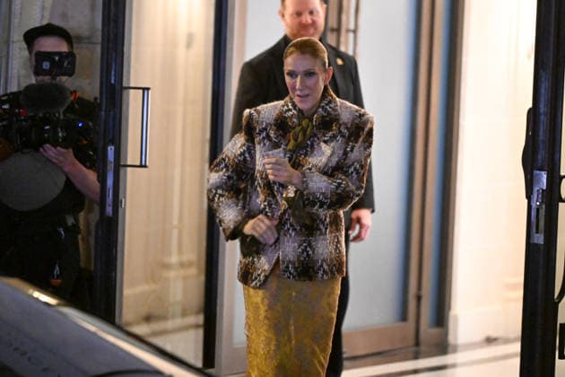 Céline Dion, returning from an intense rehearsal session, takes the time to greet her fans in front of the Royal Monceau hotel in Paris on September 9, 2026. Lionel Urman, Bestimage 1. Céline Dion, back from an intense rehearsal session, takes the time to greet her fans in front of the Royal Monceau hotel in Paris on September 9, 2026 PARIS, France  Copyright: xLIONELxURMANxx xBESTIMAGExLIONELxURMANxx xBESTIMAGEx