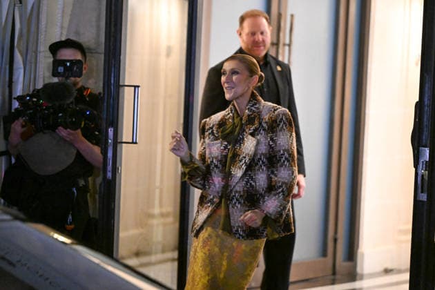 Céline Dion, returning from an intense rehearsal session, takes the time to greet her fans in front of the Royal Monceau hotel in Paris on September 9, 2026. Lionel Urman, Bestimage 1. Céline Dion, back from an intense rehearsal session, takes the time to greet her fans in front of the Royal Monceau hotel in Paris on September 9, 2026 PARIS, France  Copyright: xLIONELxURMANxx xBESTIMAGExLIONELxURMANxx xBESTIMAGEx