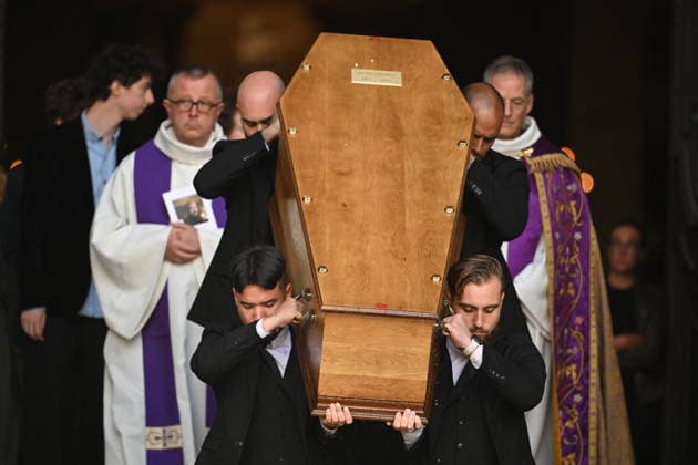 Jean-Paul Rappeneau Funeral - Paris Coffin during the funeral of Jean-Paul Rappeneau, French director and screenwriter, at the Saint-Sulpice church in Paris, France, on September 10, 2026. The director of Cyrano de Bergerac, Jean-Paul Rappeneau, has died at the age of 94. Photo by Eliot Blondet ABACAPRESS.COM Paris France  Copyright: xBlondetxEliot ABACAx