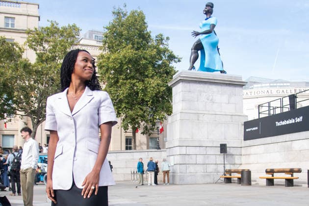 Entertainment Bilder des Tages Fourth Plinth Unveiling at Trafalgar Square, London, UK - 10 September, 2026 American Artist Tschabalala Self poses with her artwork Lady In Blue on the Fourth Plinth at Trafalgar Square, London, England, UK on Thursday 10 September, 2026., Credit:Justin Ng Avalon UK, England, London, Trafalgar Square Copyright: xJustinxNgx xAvalonx 1133037794
