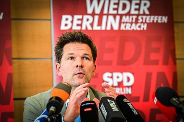 Pressekonferenz mit SPD-Spitzenkandidaten Steffen Krach ** NUR FÜR REDAKTIONELLE ZWECKE ** EDITORIAL USE ONLY **<p>Steffen Krach, SPD-Spitzenkandidat für die Wahl des Berliner Abgeordnetenhauses, gibt nach Bekanntwerden von Ermittlungen eine Pressekonferenz in der Berliner SPD-Zentrale, dem Kurt-Schumacher-Haus, zu den Vorwürfen. Dabei zeigt Krach den Kontoauszug für die Rückerstattung einer Spende. fotografiert am 10.09.2026 in Berlin. Berlin Berlin Berlin Copyright: MaurizioxGambarini Copyright: MaurizioxGambarini doc87jhft7vkzceyjfck3u ,EDITORIAL USE ONLY