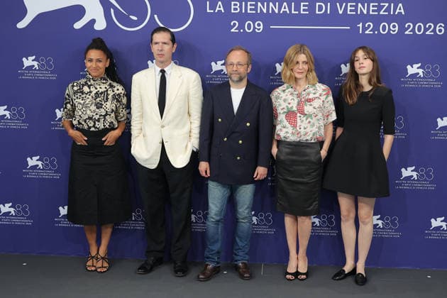 Venice 2026 Un Peu Avant Minuit Photocall NB Léonie Simaga, Melvil Poupaud, director Nicolas Pariser, Chiara Mastroianni and Anaïs Demoustier attending the Un Peu Avant Minuit Photocall as part of the 83th Venice International Film Festival at the Lido in Venice, Italy on September 10, 2026. Photo by Nasser Berzane ABACAPRESS.COM Venice Italy  Copyright: xBerzanexNasser ABACAx
