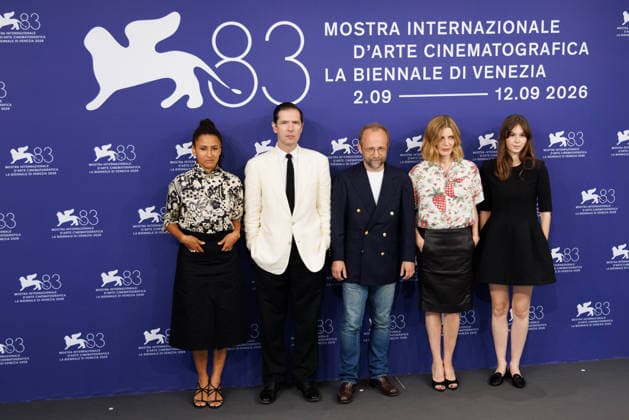 News - ITA: Un Peu Avant Minuit Photocall - The 83rd Venice International Film Festival Leonie Simaga, Melvil Poupaud, director Nicolas Pariser, Chiara Mastroianni and Anais Demoustier attend the Un Peu Avant Minuit Photocall during the 83rd Venice International Film Festival at Palazzo del Casino on September 10, 2026 in Venice, Italy. Photo: Cinzia Camela. Lido di Venezia Palazzo del Casino Italy Copyright: xCinziaxCamelax xLiveMediax LPN_2661863