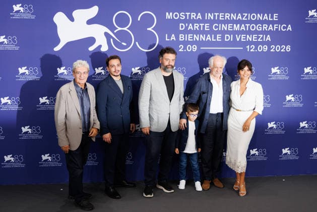 News - Scherzetto Photocall - The 83rd Venice International Film Festival Mario Martone, Gianluca Di Gennaro, Leonardo Lidi, Lorenzo Perrotta, Toni Servillo and Serena Rossi attend the Scherzetto Photocall during the 83rd Venice International Film Festival at Palazzo del Casino on September 10, 2026 in Venice, Italy. Photo: Cinzia Camela. Lido di Venezia Palazzo del Casino Italy Copyright: xCinziaxCamelax xLiveMediax LPN_2661952