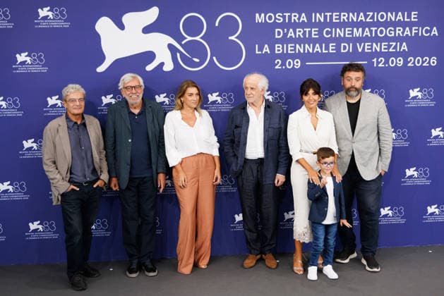 News - Scherzetto Photocall - The 83rd Venice International Film Festival Mario Martone, Ippolita Di Majo, Toni Servillo, Serena Rossi, Lorenzo Perrotta, and Leonardo Lidi attend the Scherzetto Photocall during the 83rd Venice International Film Festival at Palazzo del Casino on September 10, 2026 in Venice, Italy. Photo: Cinzia Camela. Lido di Venezia Palazzo del Casino Italy Copyright: xCinziaxCamelax xLiveMediax LPN_2661973