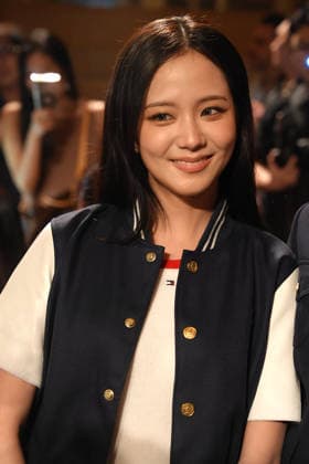 Jisoo, a member of the K-pop group Blackpink, attends American designer Tommy Hilfiger s fashion show during Fashion Week at the Plaza Hotel in New York, United States, 10 September 2026. Tommy Hilfiger returns to New York Fashion Week with a show that singer Taylor Swift and her husband, football player Travis Kelce, are rumored to attend, as their dog appears in the brand s campaign. New York Fashion Week kicks off with about 70 runway shows and a ban on animal fur !ACHTUNG: NUR REDAKTIONELLE NUTZUNG!  Copyright: xOctavioxGuzmánx AME6262 20260910-55021363999_1